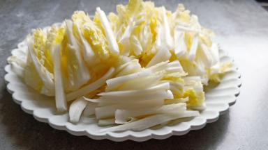 娃娃菜切细丝。