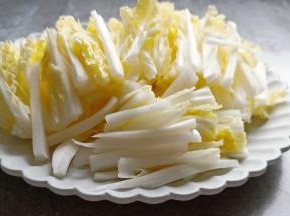 娃娃菜切细丝。