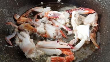 锅里加适量的加拿大芥花油，加生姜蒜爆香，下螃蟹翻炒。加拿大芥花油高烟点，用来炒菜没油烟。