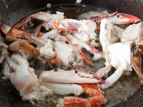 锅里加适量的加拿大芥花油，加生姜蒜爆香，下螃蟹翻炒。加拿大芥花油高烟点，用来炒菜没油烟。