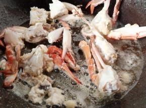 翻炒至螃蟹变色。