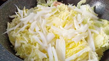 加娃娃菜丝开大火翻炒。