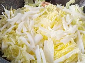 加娃娃菜丝开大火翻炒。