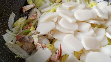 最后加入年糕片翻炒。