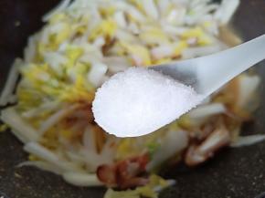 盐一勺翻炒均匀。