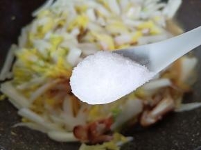 盐一勺翻炒均匀。