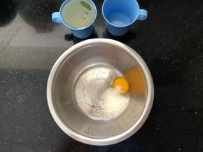 倒入白糖和盐。