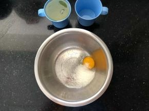 倒入白糖和盐。