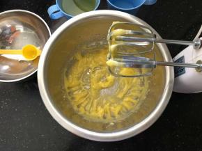 继续打至粘稠。