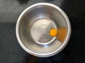 蛋黄分离到一个干净的盆中。