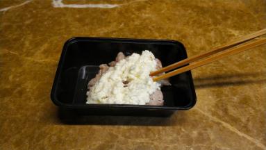 将山药蓉放入鱼滑里