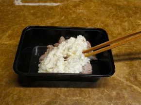 将山药蓉放入鱼滑里