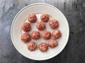 将肉碎搓成小圆球备用。