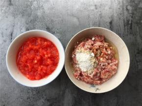 将番茄去皮剁碎；肉碎加入适量盐、淀粉、生抽、1个蛋清、1勺料酒拌匀。
