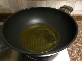 热锅倒油烧至八成热。