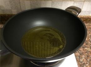 热锅倒油烧至八成热。
