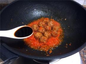 倒入一勺醋翻炒30秒即可关火。