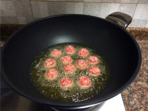 放入肉丸炸至金黄色。