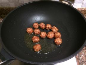 将锅里多余的油倒出90%，留10%。