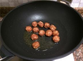 将锅里多余的油倒出90%，留10%。