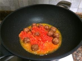 放入番茄碎翻炒均匀，将番茄中的水份煮干。