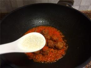 放入一勺白糖翻炒30秒。