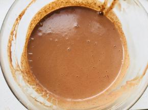 夹心部分提前制作：黑巧克力隔水融化，加入淡奶油搅拌均匀。密封冷藏过夜。取出后加入可可粉与砂糖，打蛋器高速打发备用。