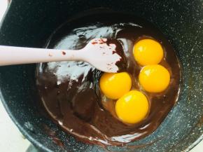 蛋白与蛋黄分开。将蛋黄加入到搅拌均匀的巧克力糊中。搅拌均匀。