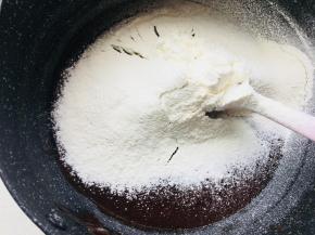 筛入低粉，轻轻搅拌至无干粉。