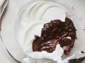 再将翻拌过的蛋糊倒回到全部蛋白中。翻拌均匀。翻拌好的蛋糊。倒入28金盘，底部放置油纸或者油布，160度烤25至30分钟，具体温度根据自己烤箱温度酌情增减。烤好的蛋糕卷倒扣在油纸上放凉。将之前做好的夹心涂于蛋糕胚上，卷起来，包裹油纸，放到冰箱里冷藏1小时。