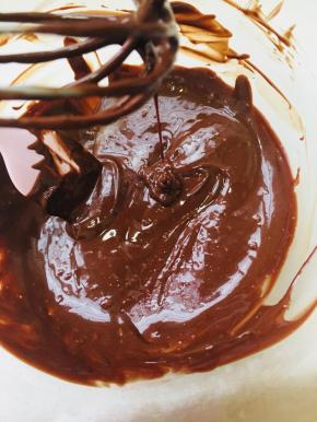 脆皮淋面——黑巧克力加热到40度融化，加入椰子油，搅拌均匀。加入你喜欢的坚果碎，温度降至35度时，就可以淋面了。淋面后冷藏30分钟定型。即可食用