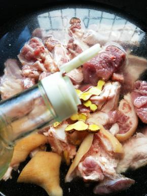 加入料酒，煮开焯水五分钟。