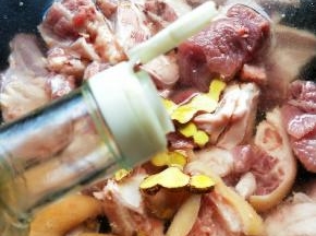 加入料酒，煮开焯水五分钟。