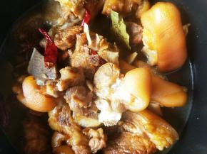 加水没过食材，大火煮开。然后转至高压锅。炖30分钟左右。