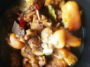 加水没过食材，大火煮开。然后转至高压锅。炖30分钟左右。