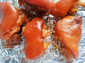 接下来做烤猪蹄，烤盘放锡纸，摆上卤猪蹄