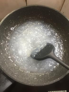 锅里开始起泡，中小火慢慢边加热边搅拌，以免糊锅！