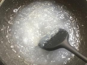 锅里开始起泡，中小火慢慢边加热边搅拌，以免糊锅！