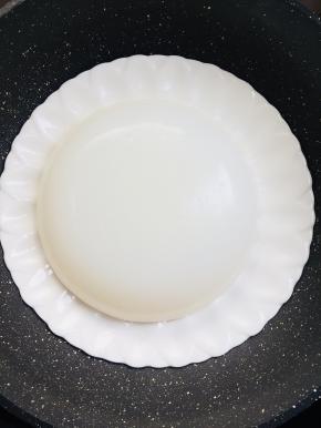 把冷藏 好的凉粉拿出来，倒扣在盘子里，看看凉粉做的还可以吧？像不像家里的吸顶灯啊！