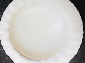 把冷藏 好的凉粉拿出来，倒扣在盘子里，看看凉粉做的还可以吧？像不像家里的吸顶灯啊！
