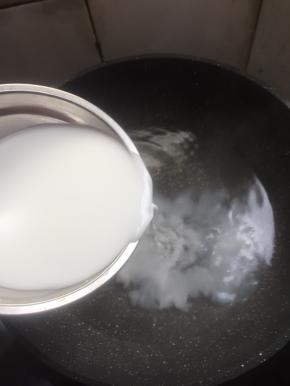 把搅拌好的豌豆淀粉缓缓的倒入锅中，要边倒边搅拌！