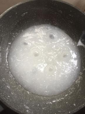 直到锅里的凉粉糊变的透明粘稠就可以关火了！