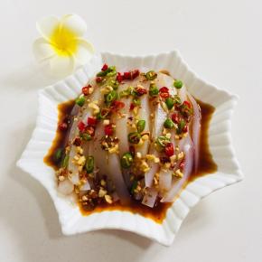 把调好的料汁儿淋在凉粉儿上即可。