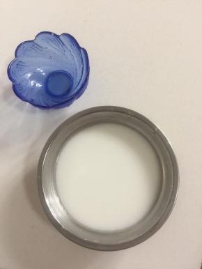 把豌豆淀粉放在碗里，加入一碗水搅拌均匀至碗底无沉淀！（用装粉的那个碗来量水！）