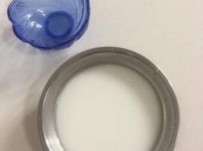 把豌豆淀粉放在碗里，加入一碗水搅拌均匀至碗底无沉淀！（用装粉的那个碗来量水！）