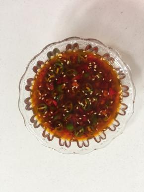 蒜末，青红尖椒圈，一勺自制辣椒油，一勺糖，一勺盐，一勺鸡精，一勺生抽，两勺香醋，一勺香油，一勺仲景花椒油，少许凉开水搅拌均匀调成料汁儿备用。