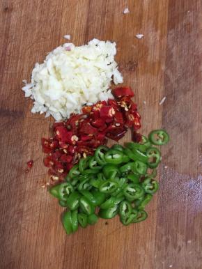 蒜瓣剥皮剁成蒜末，青红尖椒切成圈儿备用。q