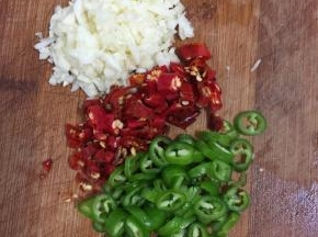 蒜瓣剥皮剁成蒜末，青红尖椒切成圈儿备用。q