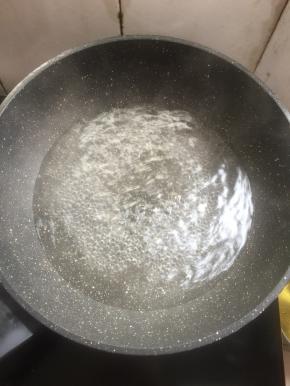 锅里再加入5碗水烧开（豌豆淀粉和水的比例是1:6，因为刚刚豌豆淀粉里已经加了一碗水了！锅里再加入5碗水就够了！）