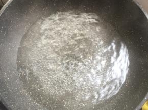 锅里再加入5碗水烧开（豌豆淀粉和水的比例是1:6，因为刚刚豌豆淀粉里已经加了一碗水了！锅里再加入5碗水就够了！）